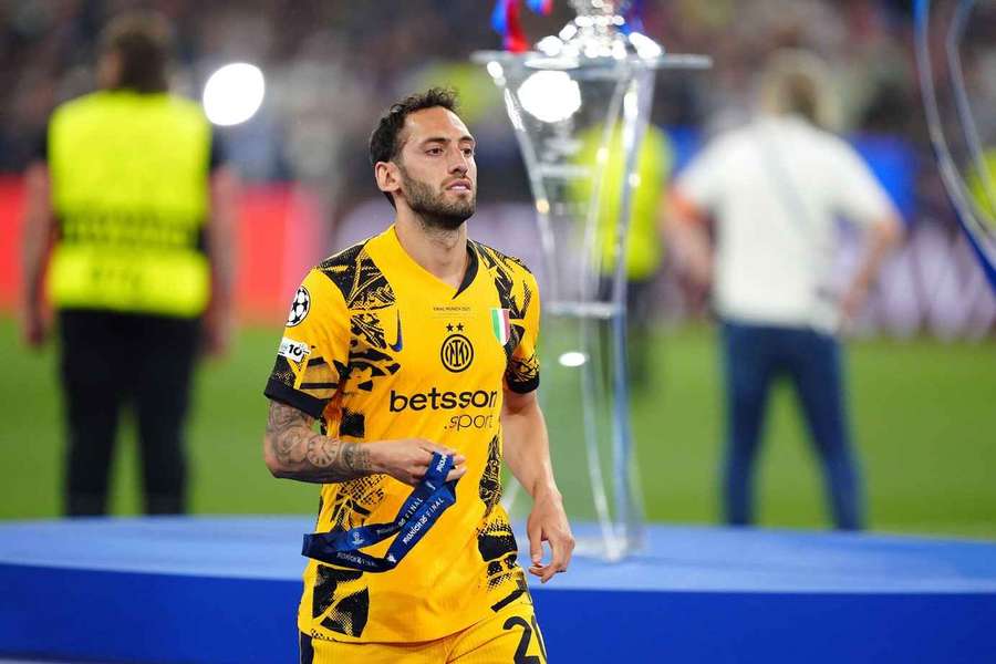 Hakan Çalhanoğlu will weiterhin für Inter Mailand spielen. Hakan Çalhanoğlu will weiterhin für Inter Mailand spielen.