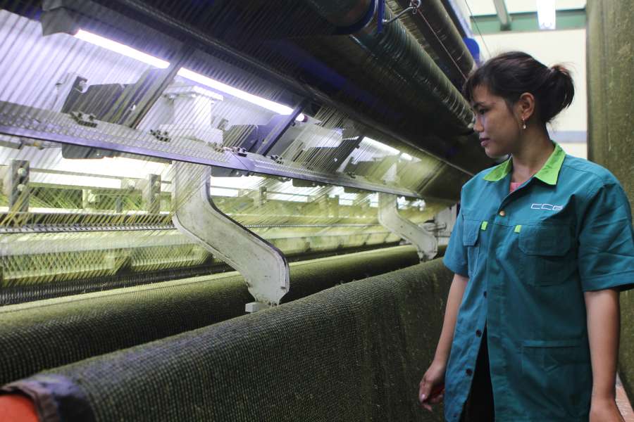 Fabricação de grama sintética na CCGrass, no Vietnã
