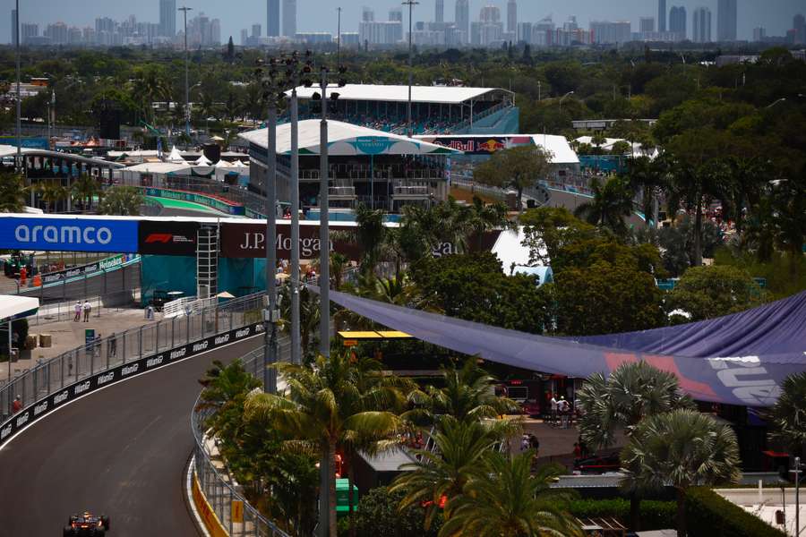 A pista do Autódromo Internacional de Miami tem 5,410 km de comprimento.