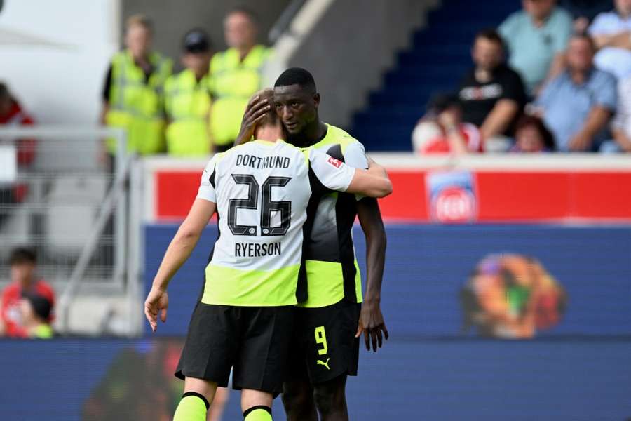 Serhou Guirassy und Julian Ryerson bejubeln den BVB-Sieg in Heidenheim.