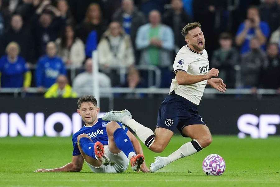 Niclas Füllkrug im Zweikampf mit James Tarkowski.