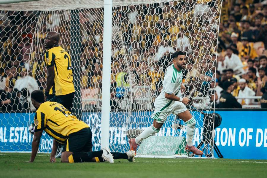 Mahrez festeja perante o desalento de Danilo Mahrez festeja perante o desalento de Danilo