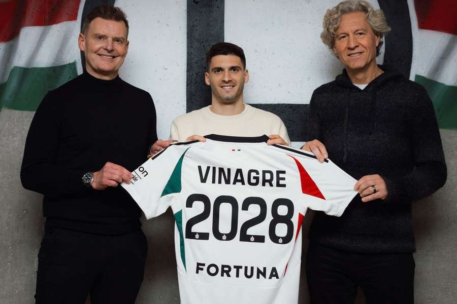 Rúben Vinagre assinou pelo Legia até junho de 2028