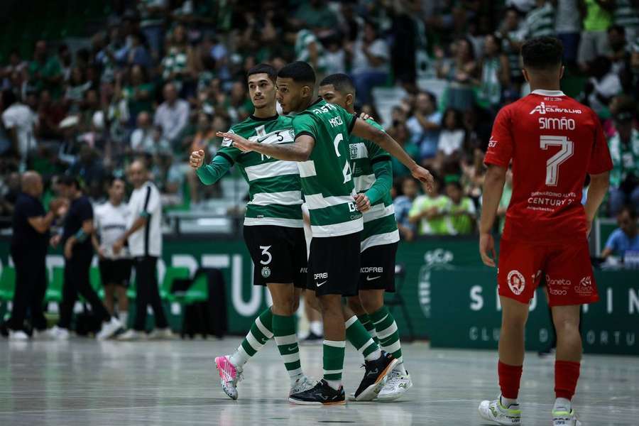 Jogadores do Sporting celebram o golo de Tiago Macedo
