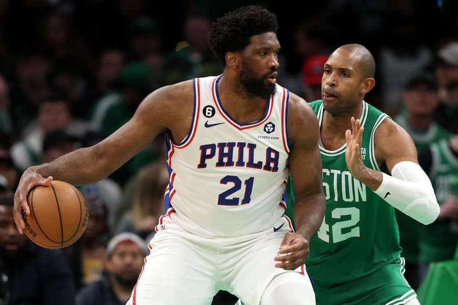 Philadelphia's Joel Embiid weer in actie tegen Bostons Al Horford