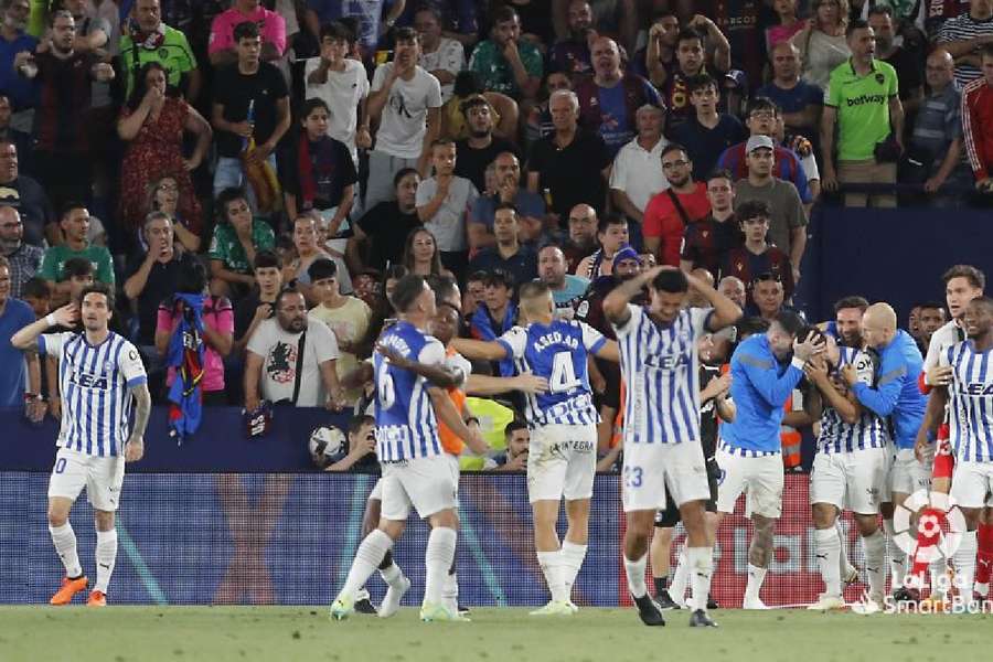Los jugadores del Alavés celebran el ascenso a Primera