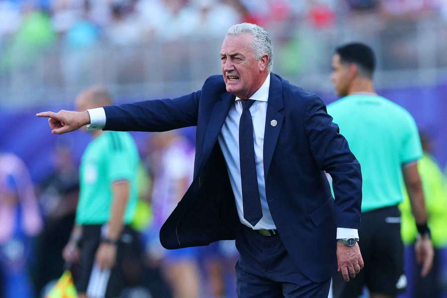 Paraguay coach Gustavo Alfaro reacts during his team's loss to France. 