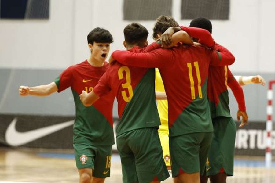 Jogadores sub-19 celebram