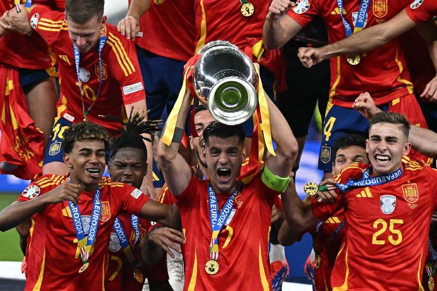 Morata ergue a taça de campeão da Eurocopa, a quarta da história da Espanha