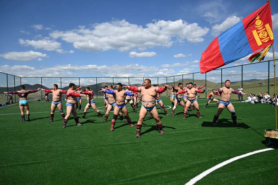 En Mongolia los luchadores entrenan en la estepa a la espera de la fiesta de Naadam