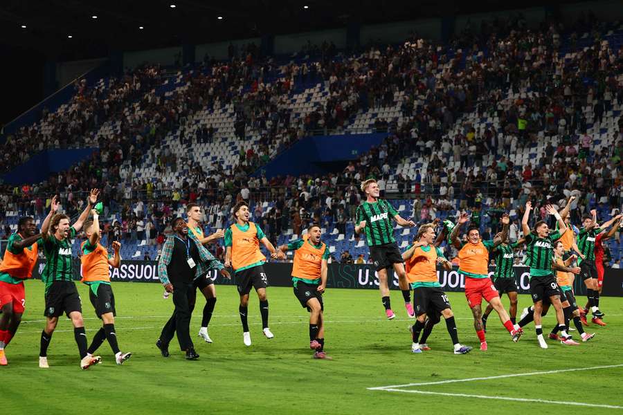 O Sassuolo festeja com os adeptos após o golo do 3-2 O Sassuolo festeja com os adeptos após o golo do 3-2