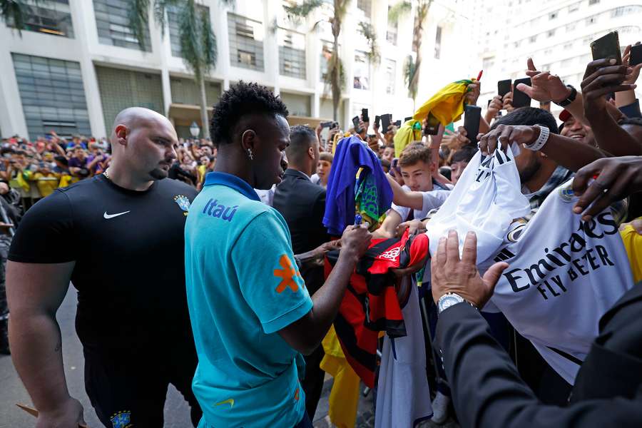 Vinicius Junior autografa camisas de adeptos brasileiros em Curitiba