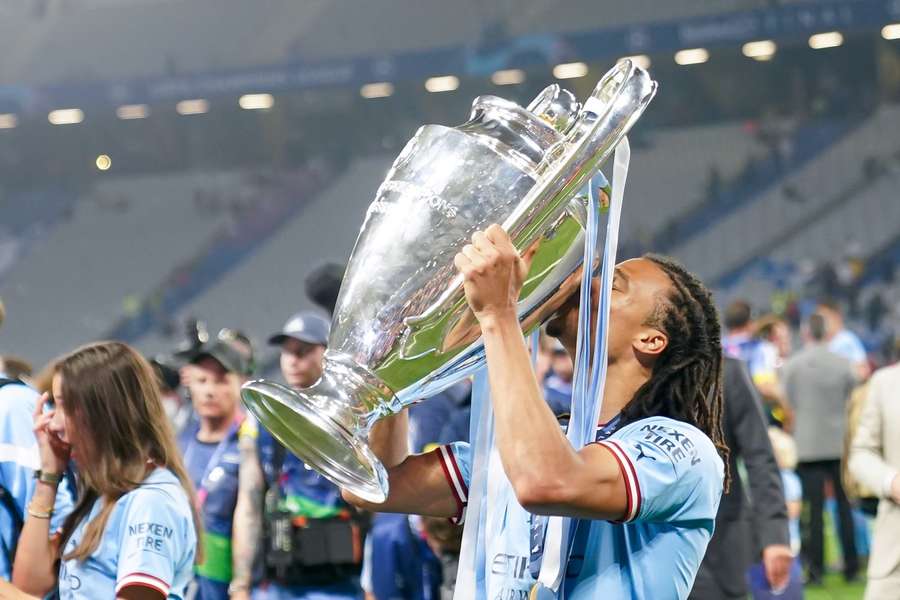 Nathan Aké met de Champions League-trofee