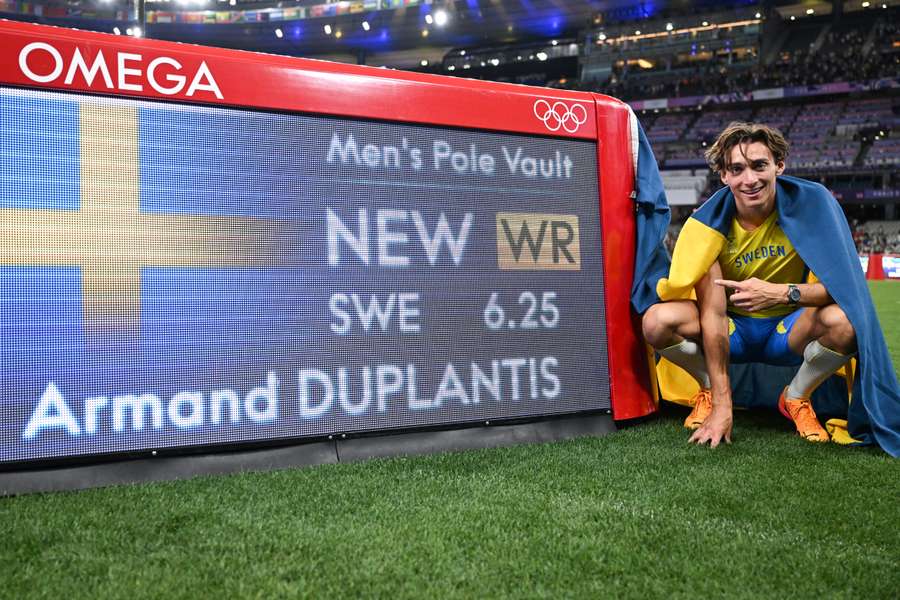 Armand Duplantis skočil v Paříži světový rekord 625 cm.