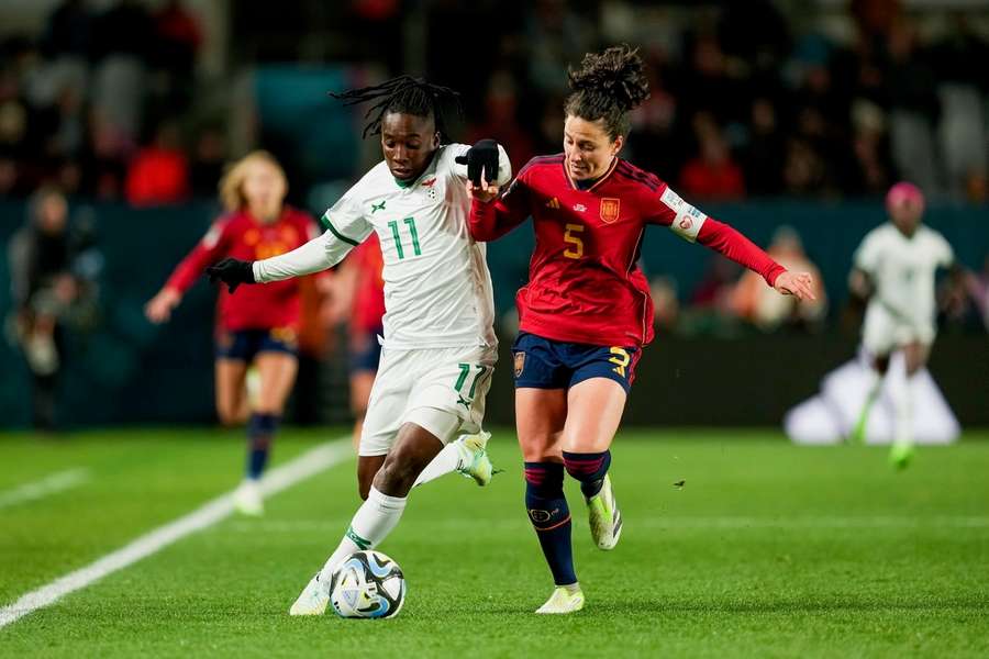 Frauen-WM: Spaniens Verteidigerin Ivana Andres (r.) freut sich auf das Viertelfinale gegen die Niederlande.