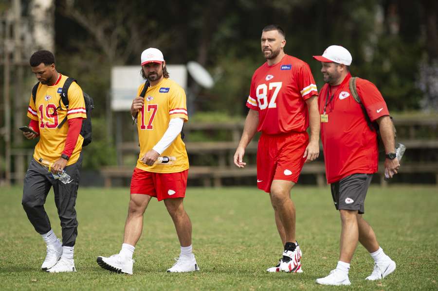 Travis Kelce durante treino dos Chiefs no Brasil