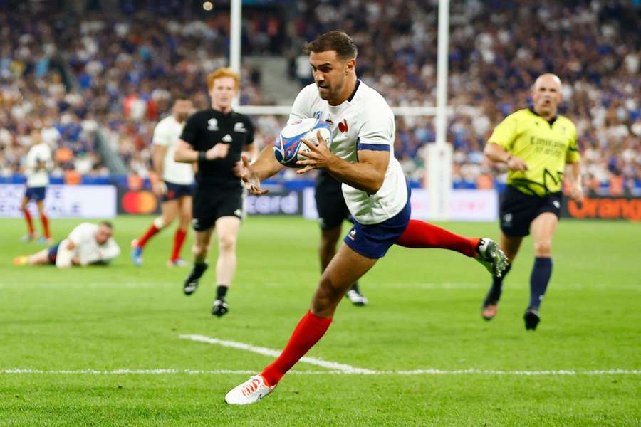 Melvyn Jaminet crosses the line for France's second try