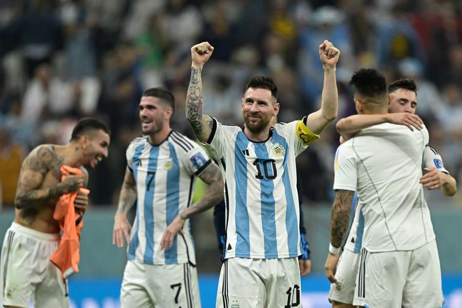 Messi met Argentinië na het bereiken van de WK-finale