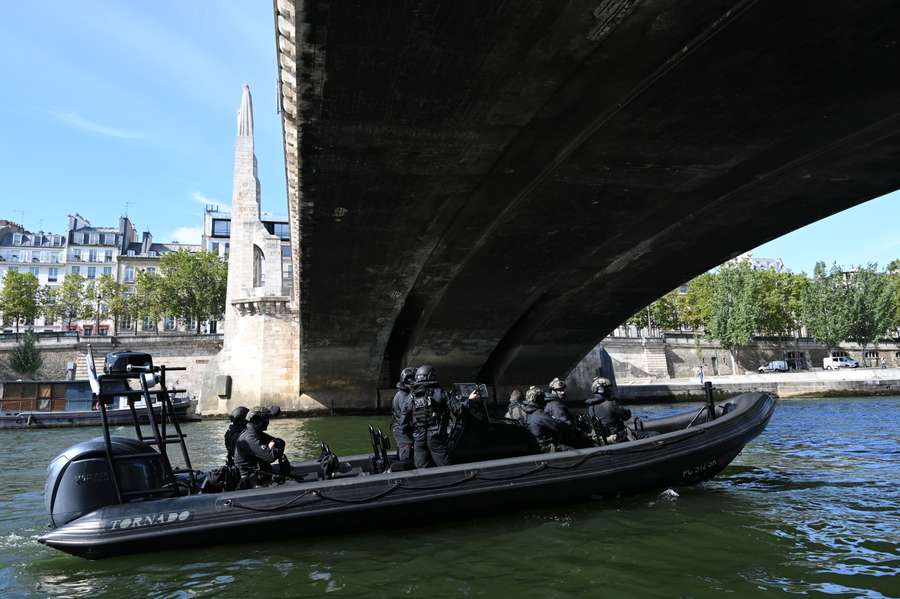 La policía hizo maniobras en el río Sena