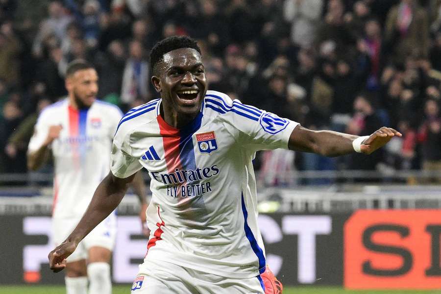 Ernest Nuamah célébrant son doublé face au FSCB en Ligue Europa, le 13 mars 2025.