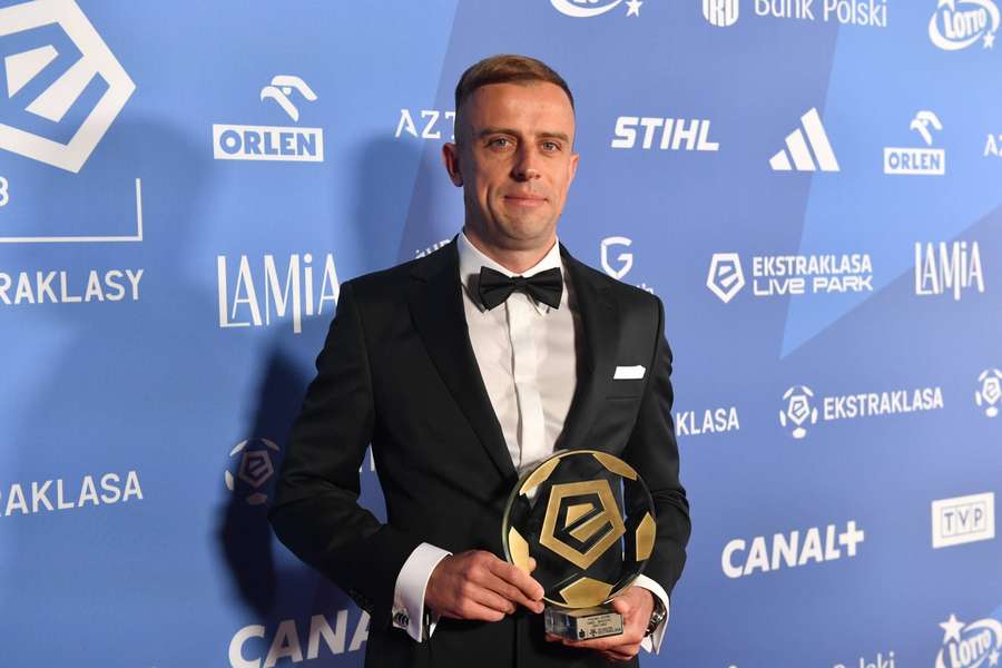 Kamil Grosicki otrzymał statuetkę dla najlepszego piłkarza Ekstraklasy w sezonie 2022/23