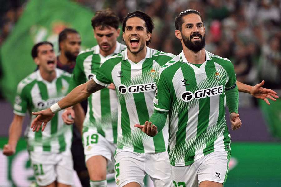 Isco (R) and Real Betis celebrate the 1-0 against Feyenoord