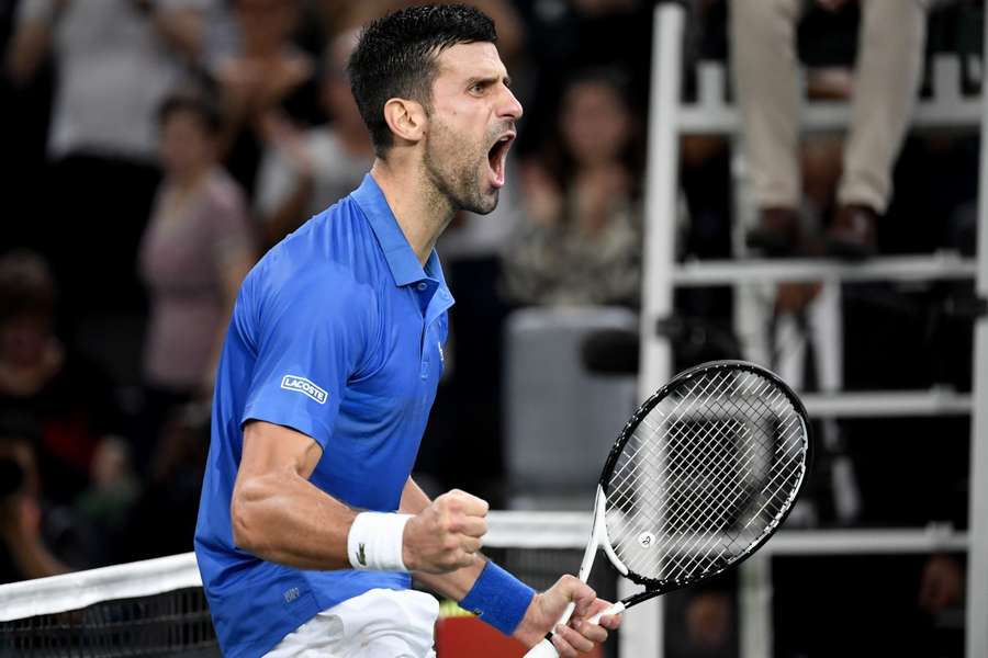 Novak Djokovic juicht na zijn overwinning op Stefanos Tsitsipas in Parijs