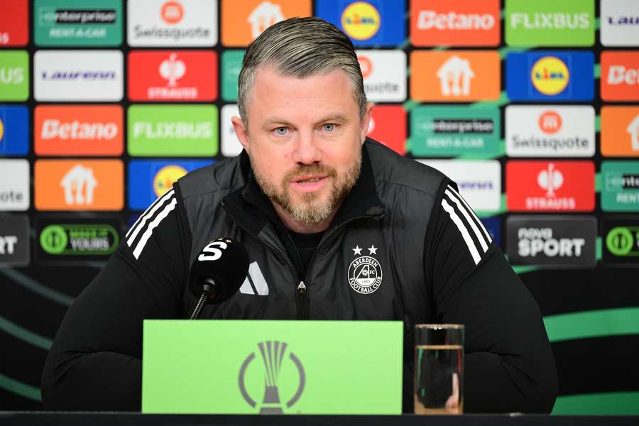 Kouč Aberdeenu Jimmy Thelin na tiskové konferenci. Kouč Aberdeenu Jimmy Thelin na tiskové konferenci.