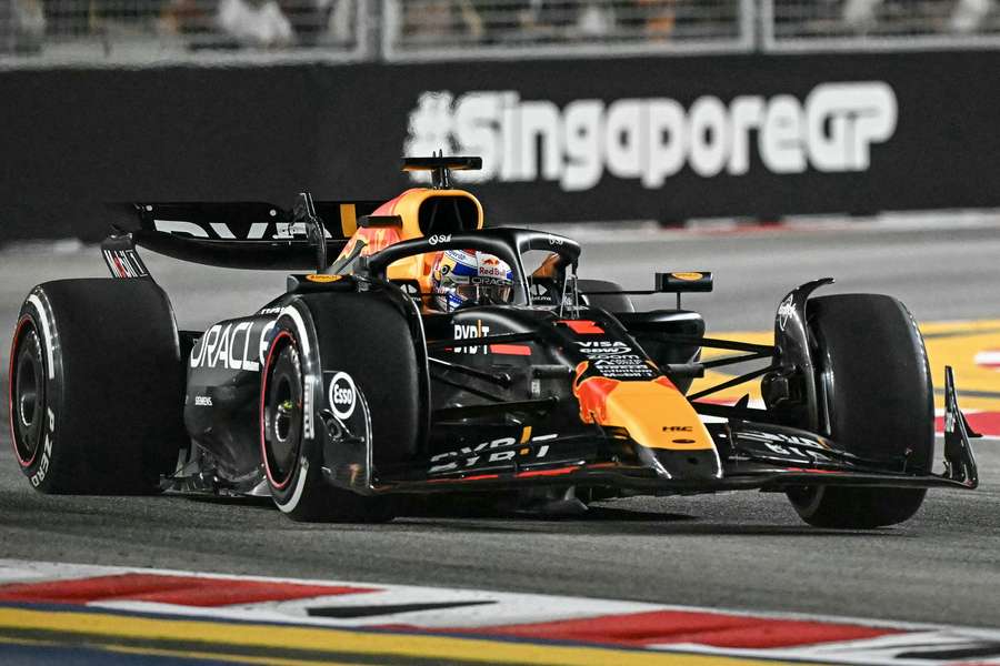 Verstappen tijdens de tweede vrije training