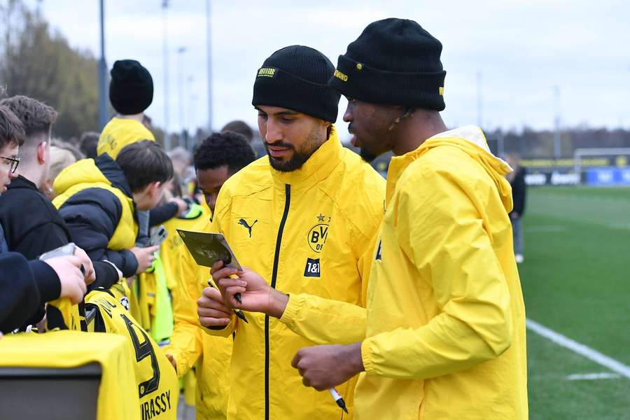 Emre Can und Carney Chukwuemeka beim Autogramme geben.