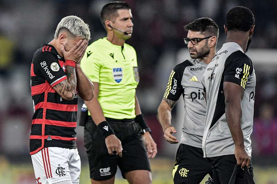 Arrascaeta lamenta lesão sentida logo no início do clássico contra o Botafogo