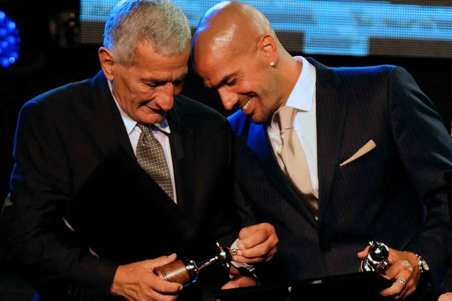 Juan Ramón Verón e o seu filho Juan Sebastián recebem prémios num sorteio da Taça Libertadores