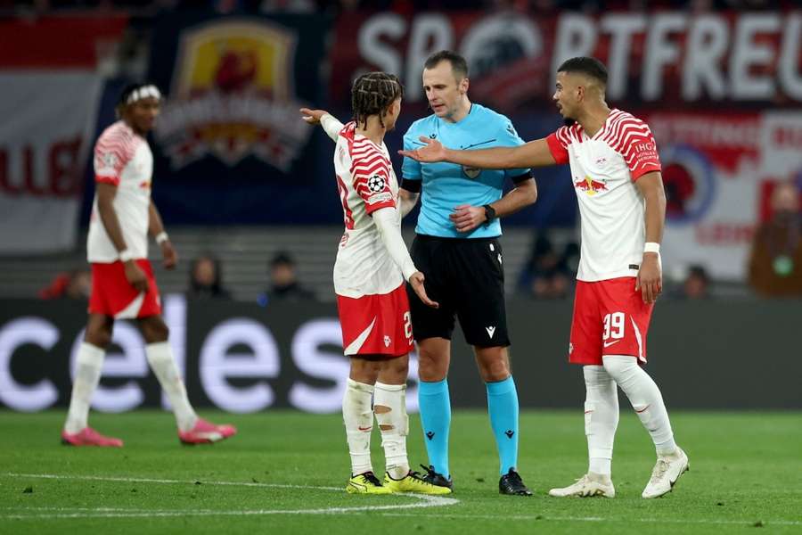 Xavi Simons en Benjamin Henrichs in gesprek met scheidsrechter Irfan Pelito