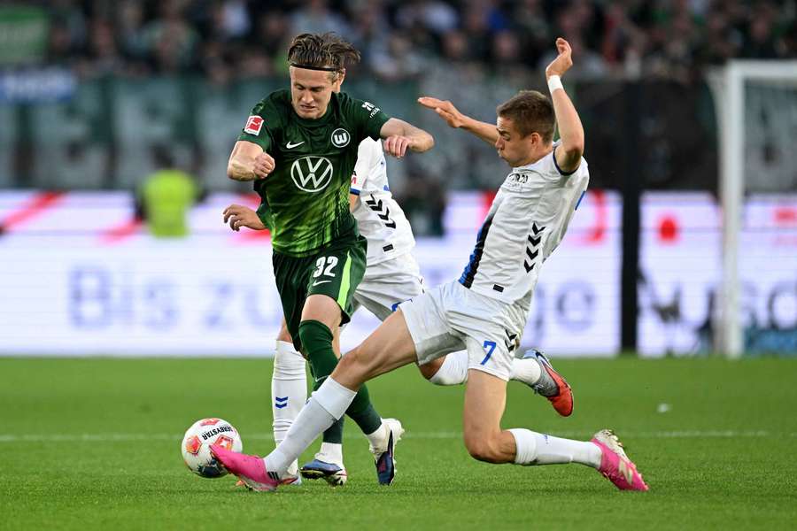 Pure Leidenschaft: Mattias Svanberg (l.) und Paderborns Filip Bilbija im Zweikampf
