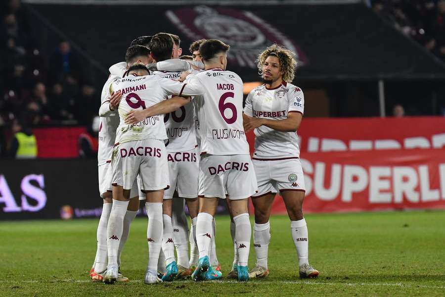 Rapidiștii sărbătoresc marcarea golului pe terenul lui CFR Cluj