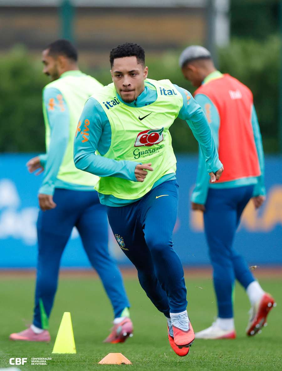 Vitor Roque durante treino da Seleção Brasileira em Londres