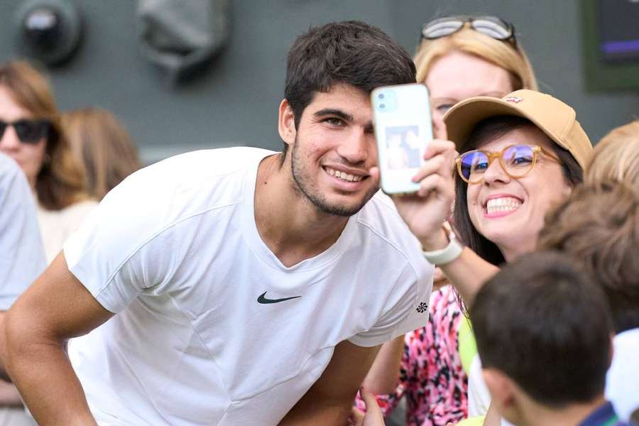 Carlos Alcaraz asaltat de fani la Wimbledon