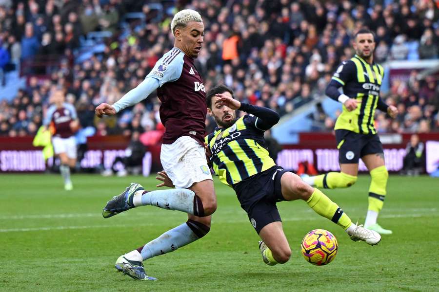 Morgan Rogers remata perante Bernardo Silva