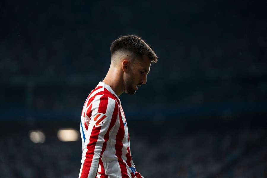 El centrocampista del Atlético Álex Baena sufre una lesión de bajo grado