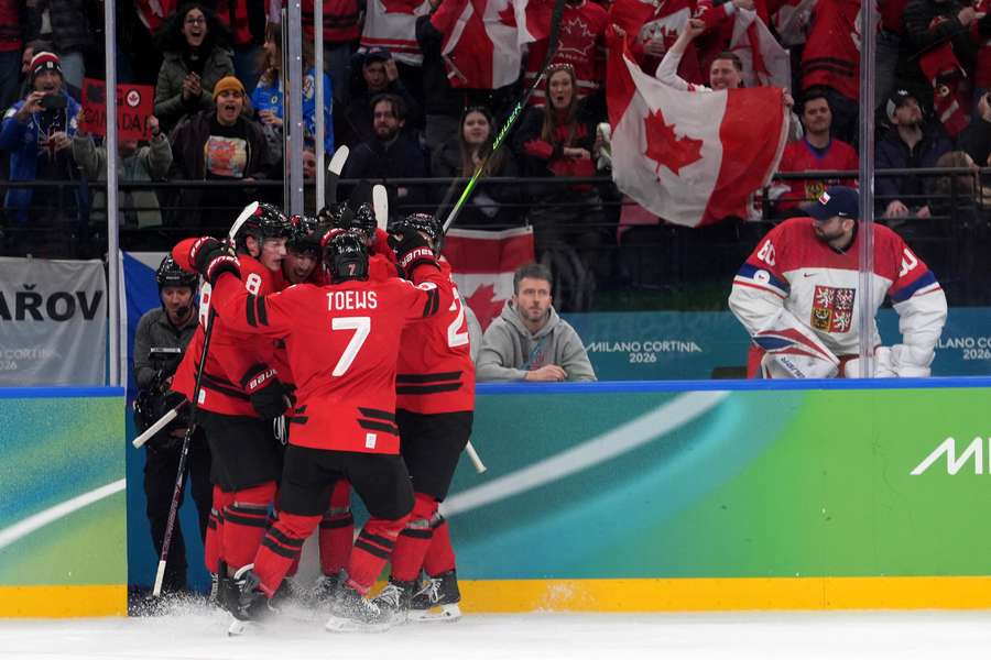 Kanada slaví postup do semifinále.