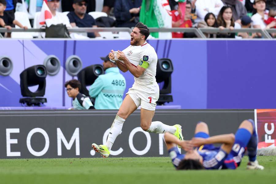 Alireza Jahanbakhsh gaat uit zijn plaat na de tweede goal voor Iran