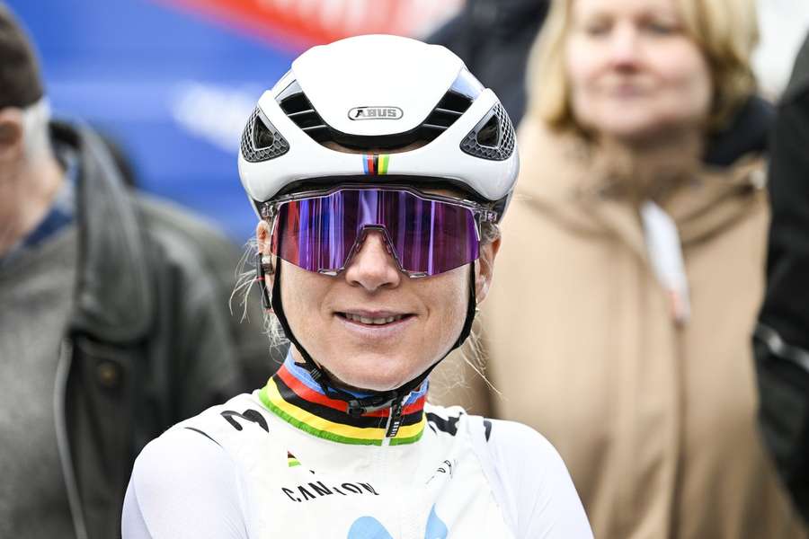 Van Vleuten slaat op slotdag aanval Vollering af en wint Vuelta Femenina