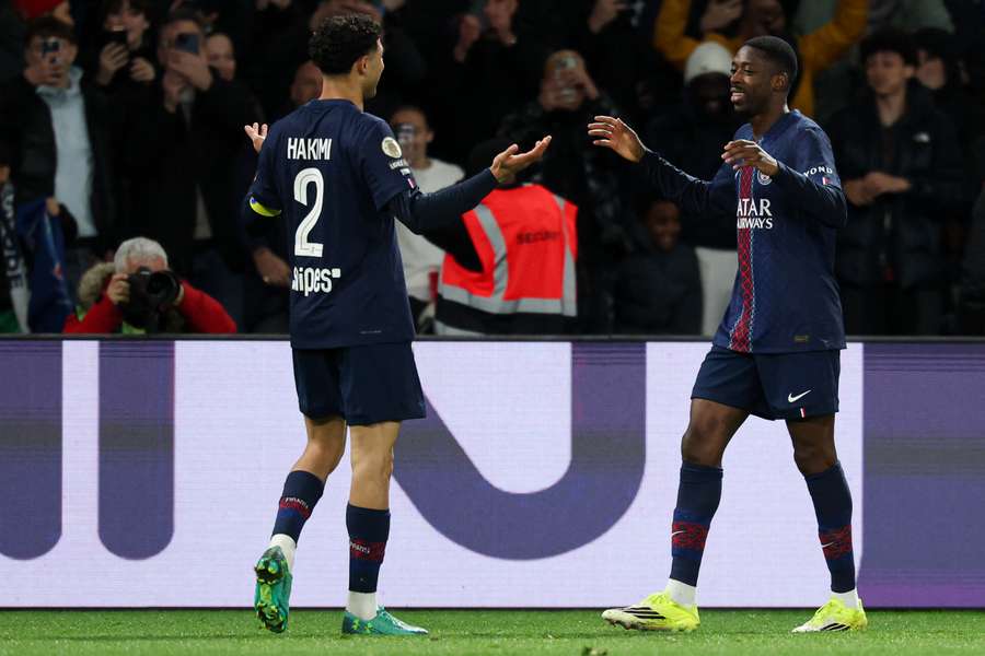 Ousmane Dembele sărbătorește golul alături de colegul său Achraf Hakimi