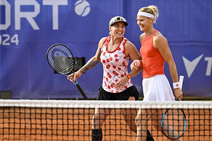 Lucie Šafářová s Bethanií Mattekovou-Sandsovou na turnaji Livesport Prague Open.