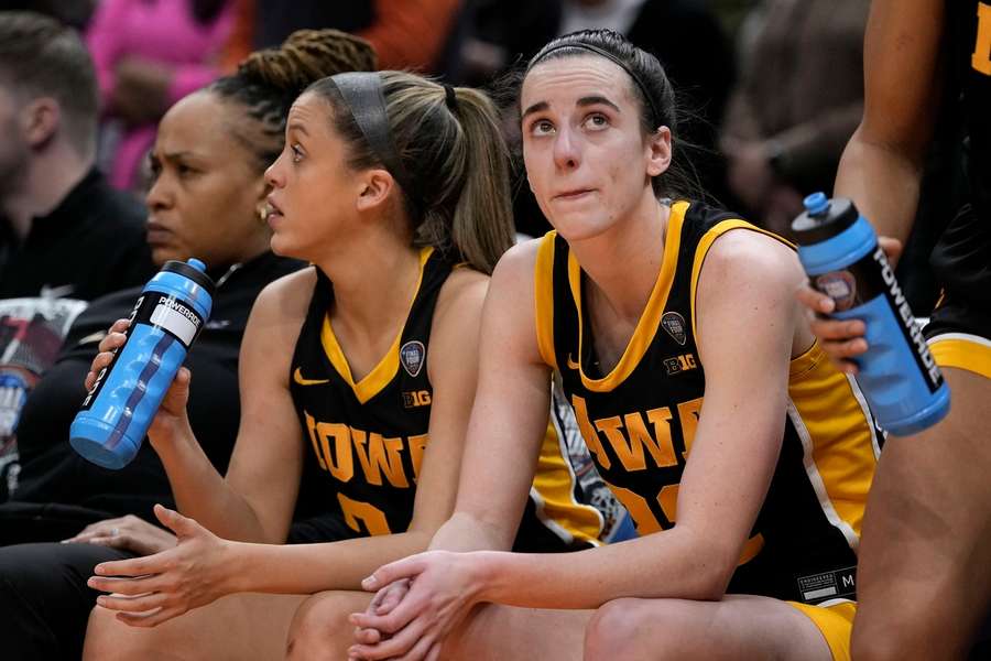 Caitlin Clark (r.) auf der Bank zum Ende der Partie gegen South Carolina.