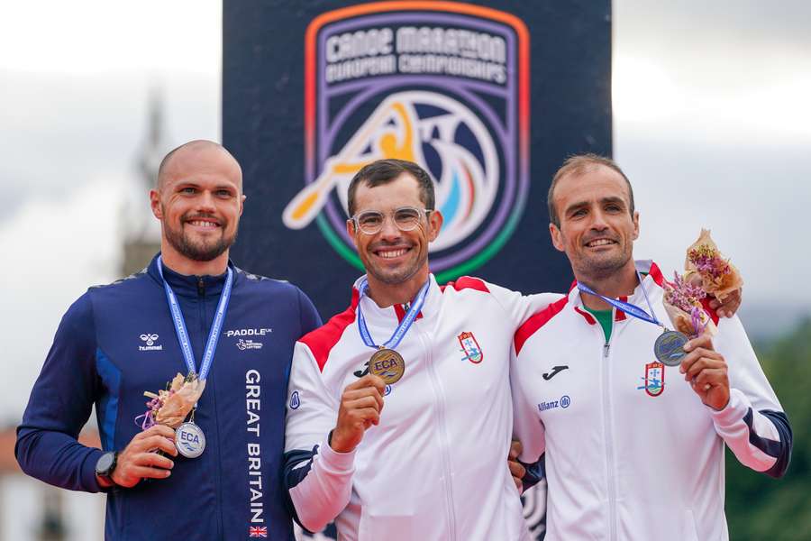 Fernando Pimenta (centro) e José Ramalho (direita) arrecadaram medalhas