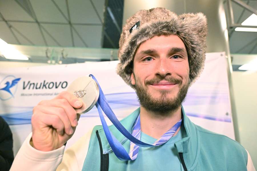 Nikita Filippow ze srebrnym medalem olimpijskim na lotnisku w Moskwie Nikita Filippow ze srebrnym medalem olimpijskim na lotnisku w Moskwie
