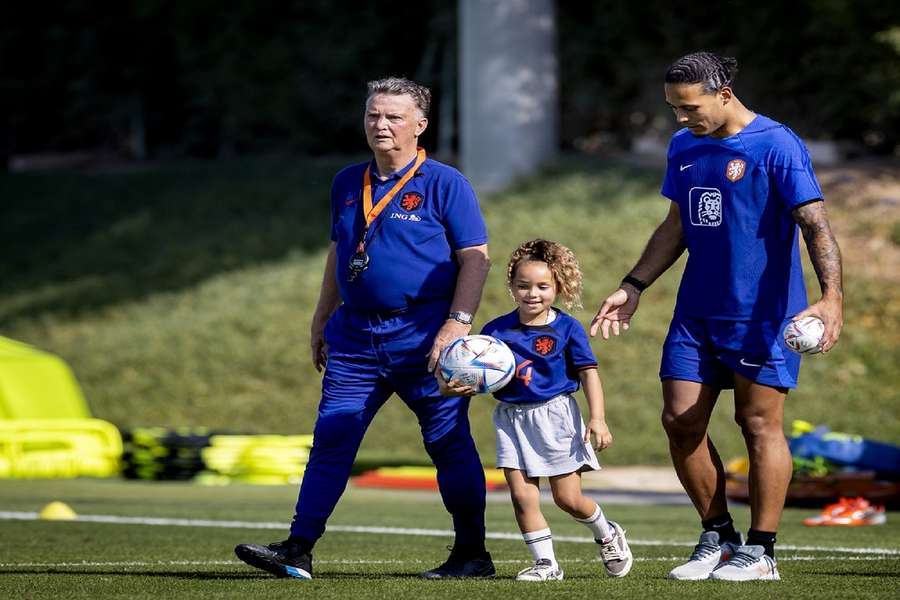 Bondscoach Louis van Gaal en Virgil van Dijk op de zaterdagtraining 