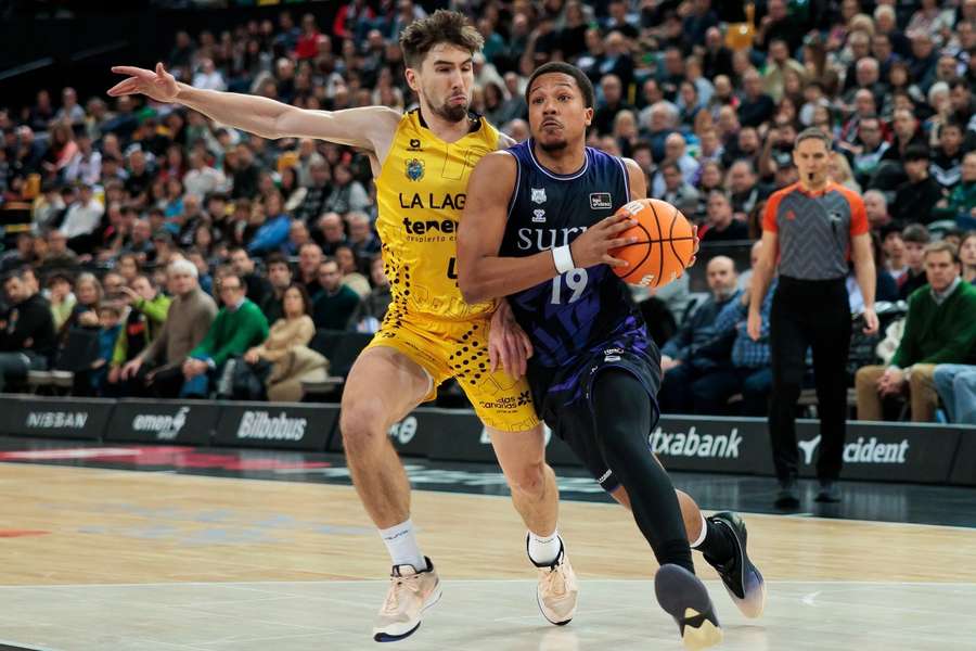 Melwin Pantzar ante Wesley van Beck en el Bilbao Basket-La Laguna Tenerife Melwin Pantzar ante Wesley van Beck en el Bilbao Basket-La Laguna Tenerife