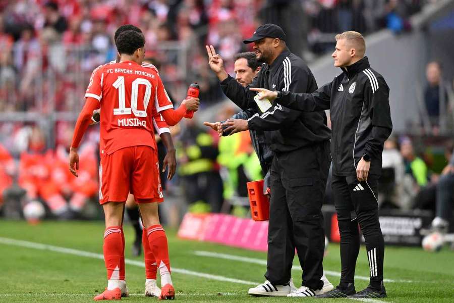 Jamal Musiala im Gespräch mit Vincent Kompany.